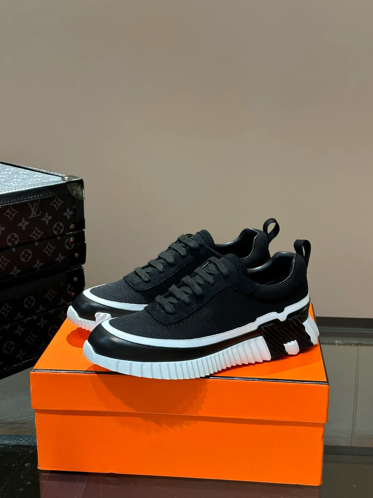 Men's shoes 💰p420 "hermes*" new men's casual sports shoes, the upper is made of cowhide leather and high-end mesh, imported materials, full of texture, the light sole is decorated with contrasting patterns, creating a versatile fashion style. Size: 38-44 (45.46 customized)